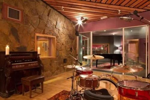 恒溫恒濕空調在木材平衡窖和家具行業的應用(圖1) 恒溫恒濕空調在木材平衡窖和家具行業的應用